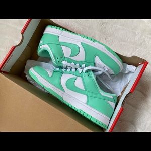 Nike Dunk Low
Green Glow